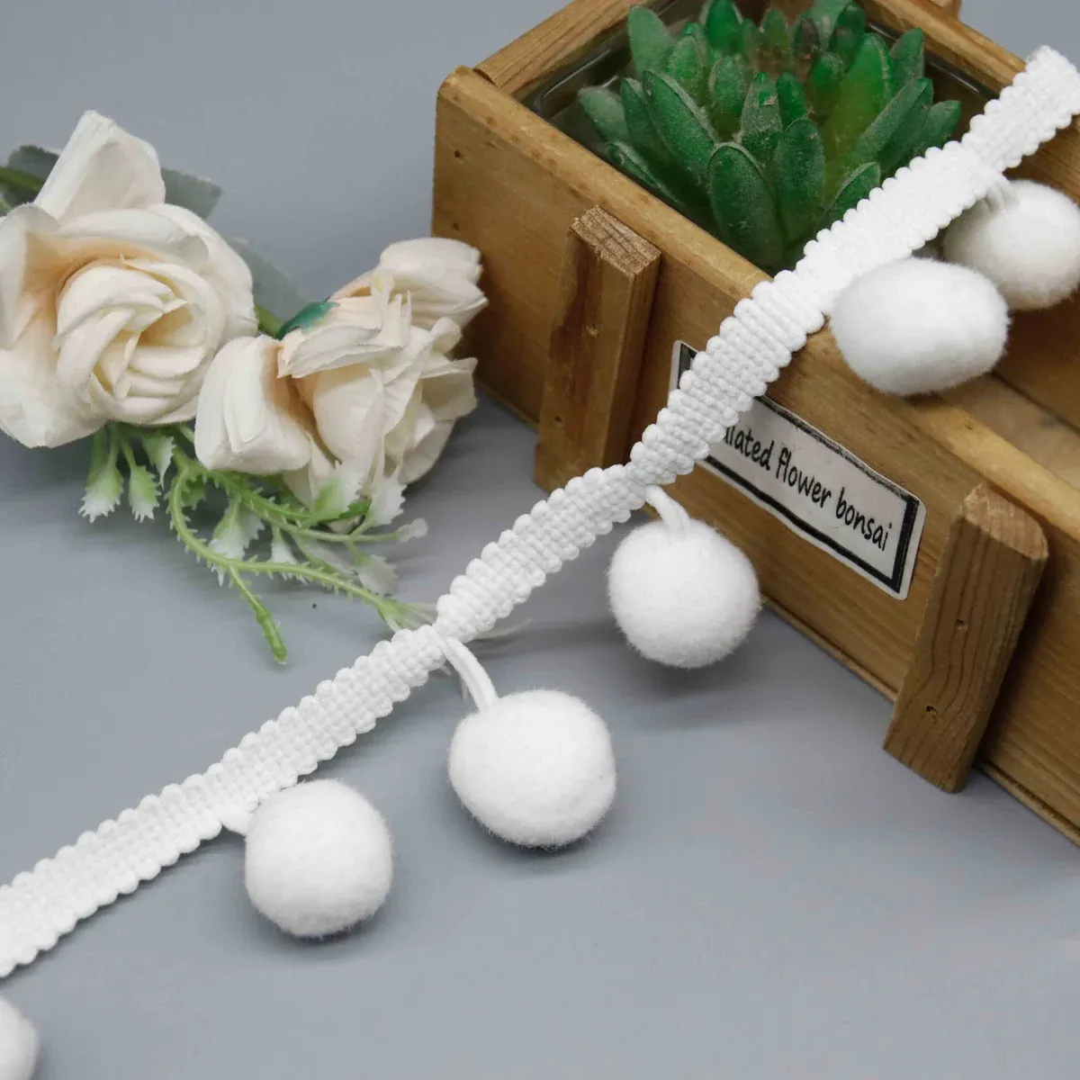 Tira de encaje con pompones grandes de tacto afelpado, 100% poliamida, de 3cm, para decoración del hogar, vista principal del producto
