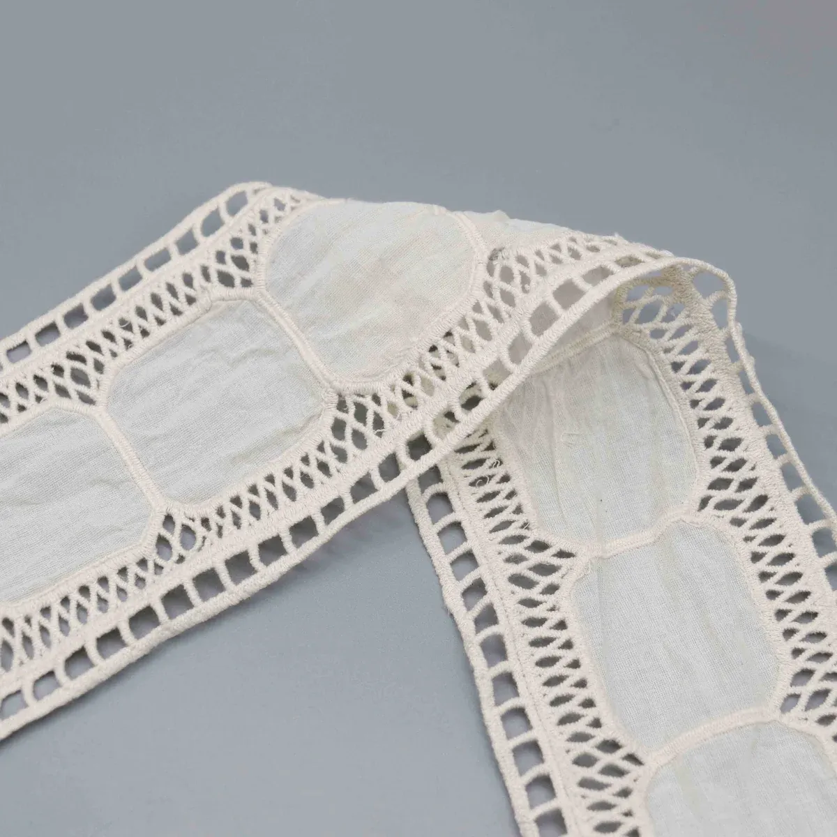 Laserbestickte Einsatzspitze mit Gitterrahmen aus 100% Baumwolle, 10.3cm, für Heimtextilien und Bekleidung, Produktdetailansicht 2