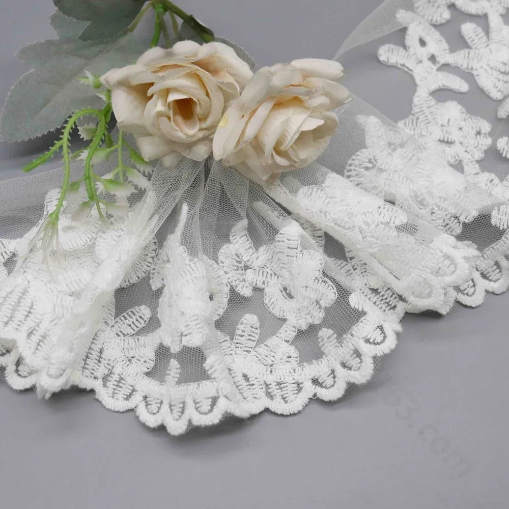 Netzstickspitzenborte mit floralen Ranken aus 100% Polyester, 11.5cm, für Braut- und Abendmode, Produktdetailansicht 2