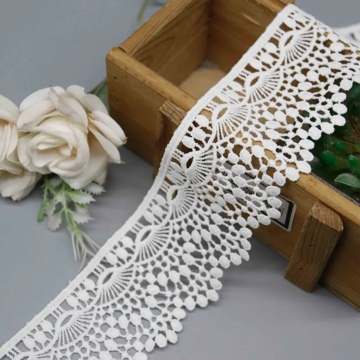 Auf wasserlöslichem Trägermaterial gestickte florale Spitzenborte mit Fächern und Bogenkante aus 100% Polyester, 5.5cm, für Brautmode und Dessous, Hauptansicht des Produkts