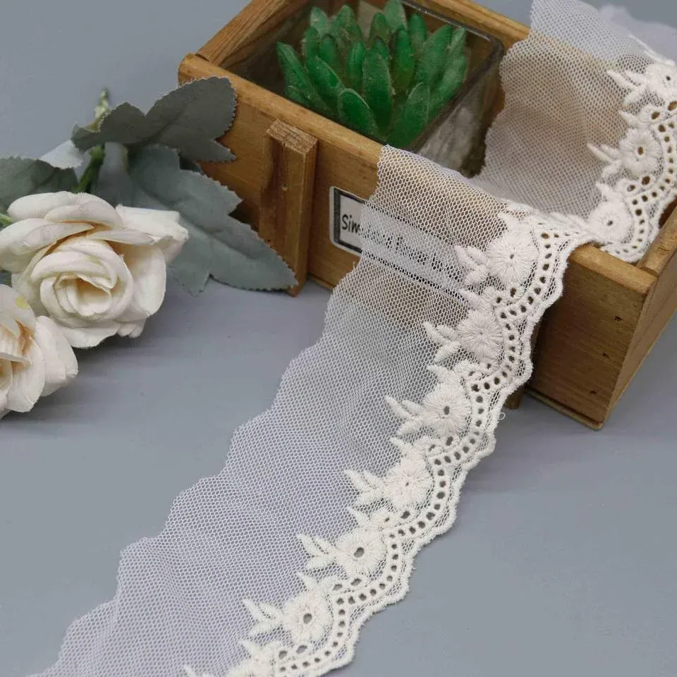 Netz- und Tüllstickspitzenborte mit kleinem Blumenmuster für Dessous und Kleidersäume, Hauptansicht des Produkts