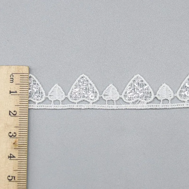 Schmale, auf wasserlöslichem Trägermaterial gestickte Guipure-Spitzenborte aus 100% Polyester, Hauptansicht des Produkts