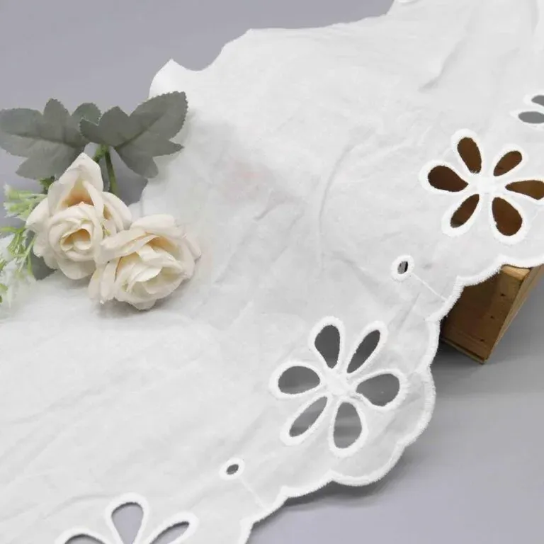 Breiter Lochspitzenvolant aus 100% Baumwolle mit großer floraler Bogenkante für Kleider, Hauptansicht des Produkts