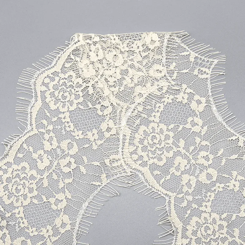Elegantes weißes elastisches Zierspitzenband