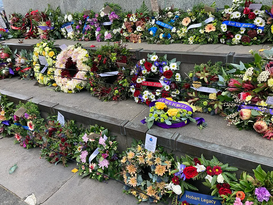 Cintas con inscripciones sobre coronas conmemorativas en el Cenotafio de Hobart, Tasmania, durante el Día de Anzac de 2022.