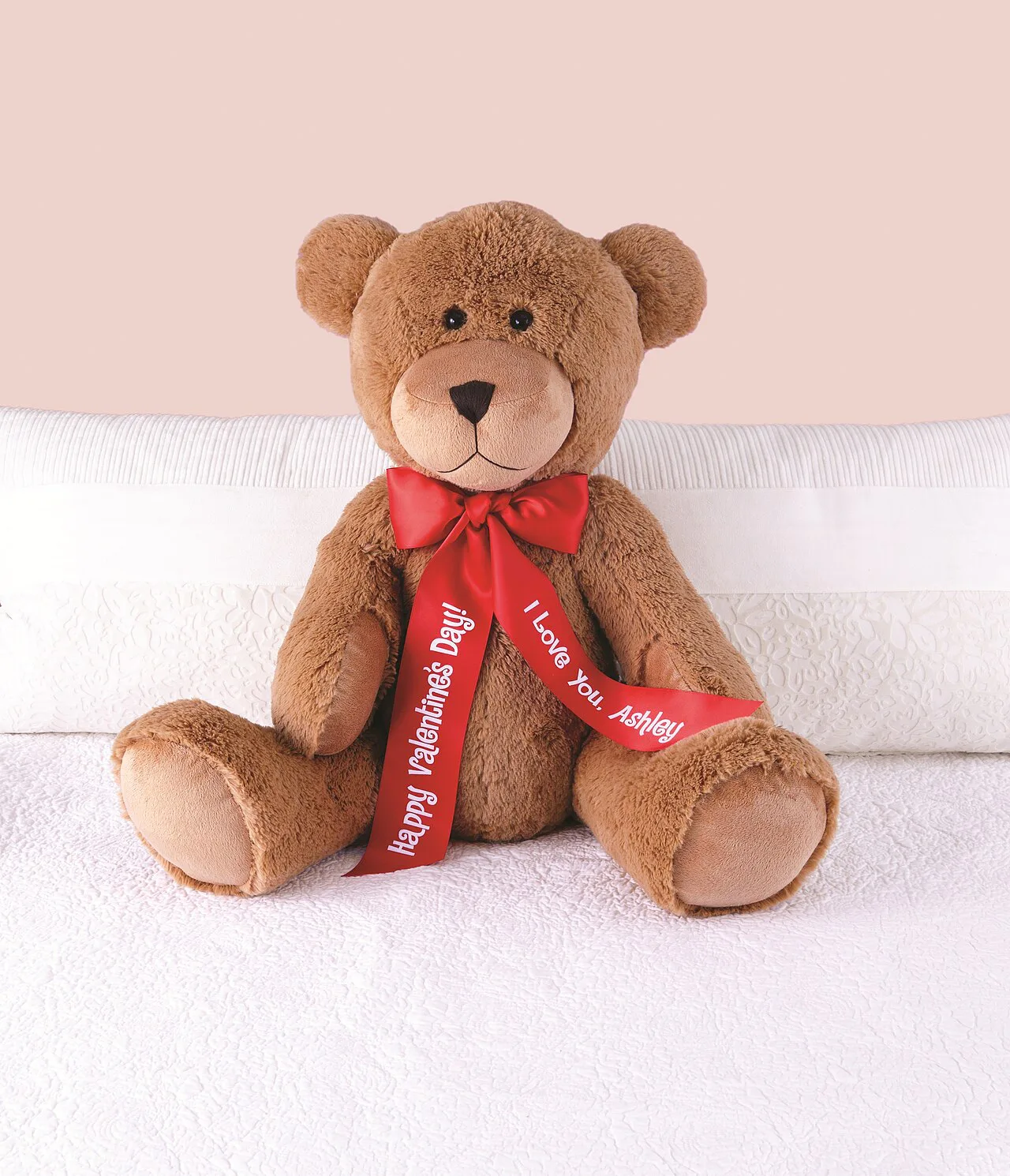 Oso de peluche con un lazo rojo y mensajes de San Valentín independientes en los dos extremos de cinta Oso de peluche con un lazo rojo y mensajes de San Valentín independientes en los dos extremos de cinta