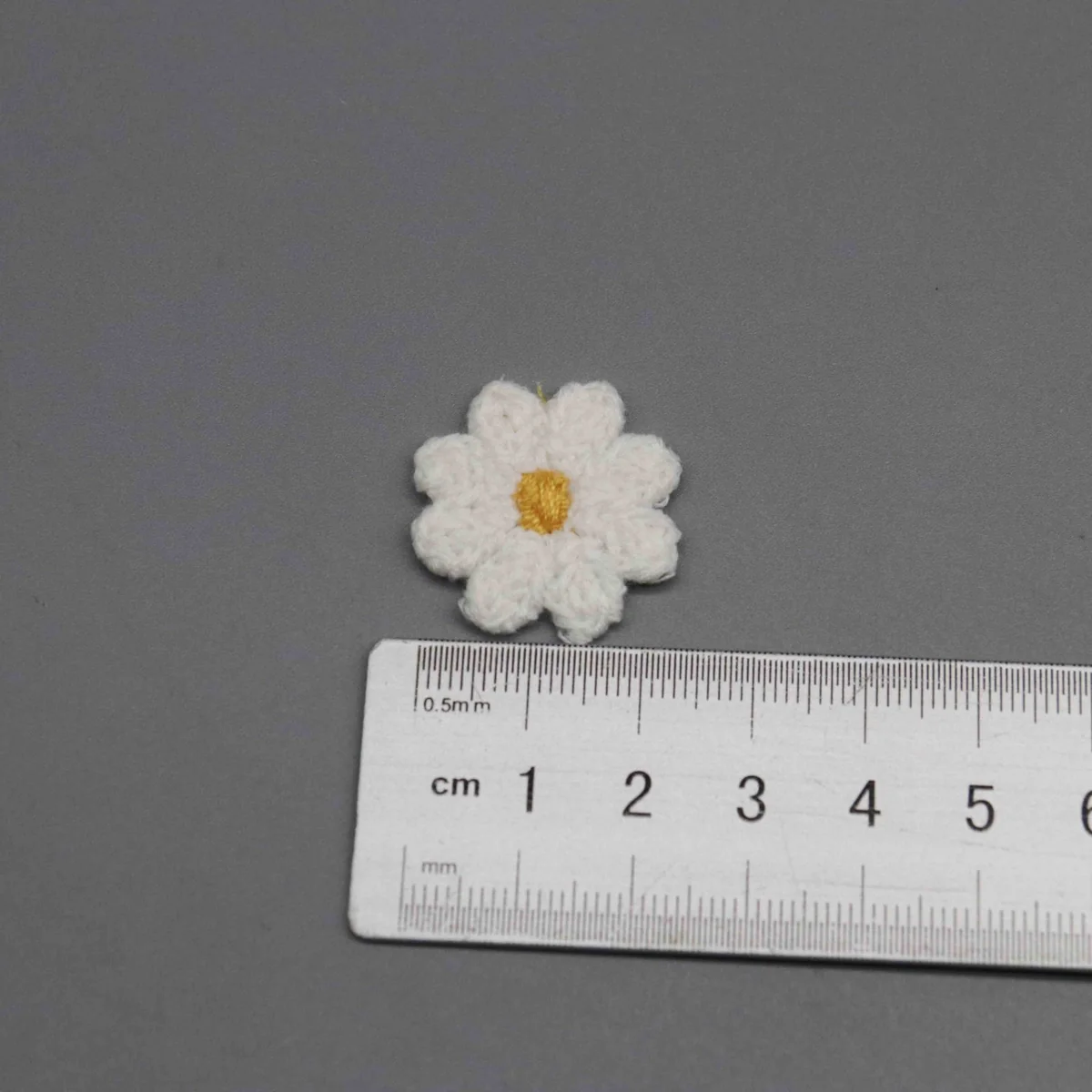 Factory Direct 3D Daisy Embroidered Applique for Garment and Accessory Crafting
