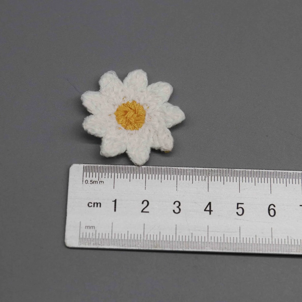 Factory Direct 3D Daisy Embroidered Applique for Garment and Accessory Crafting