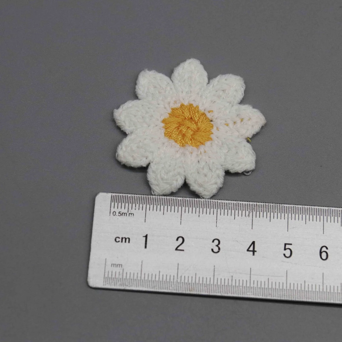Factory Direct 3D Daisy Embroidered Applique for Garment and Accessory Crafting