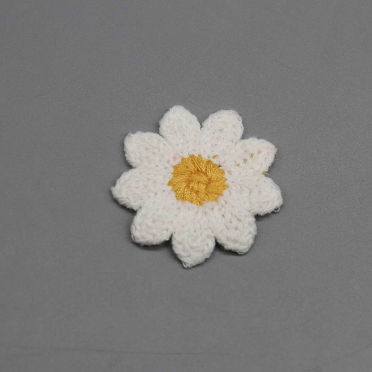 Factory Direct 3D Daisy Embroidered Applique for Garment and Accessory Crafting