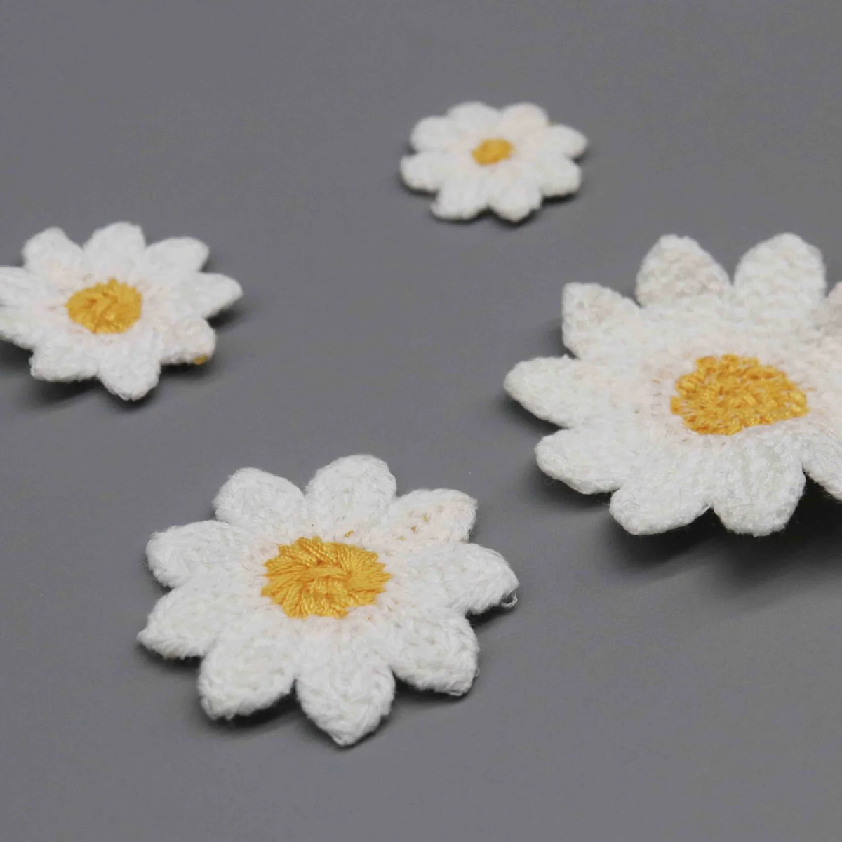Factory Direct 3D Daisy Embroidered Applique for Garment and Accessory Crafting