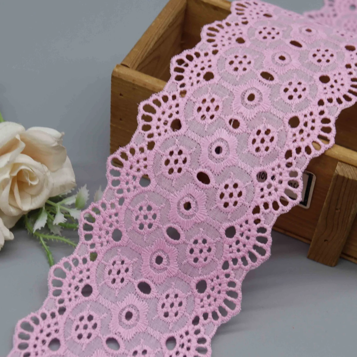 Factory Direct Wide Cotton Eyelet Lace for Garment Edging and Home Decor