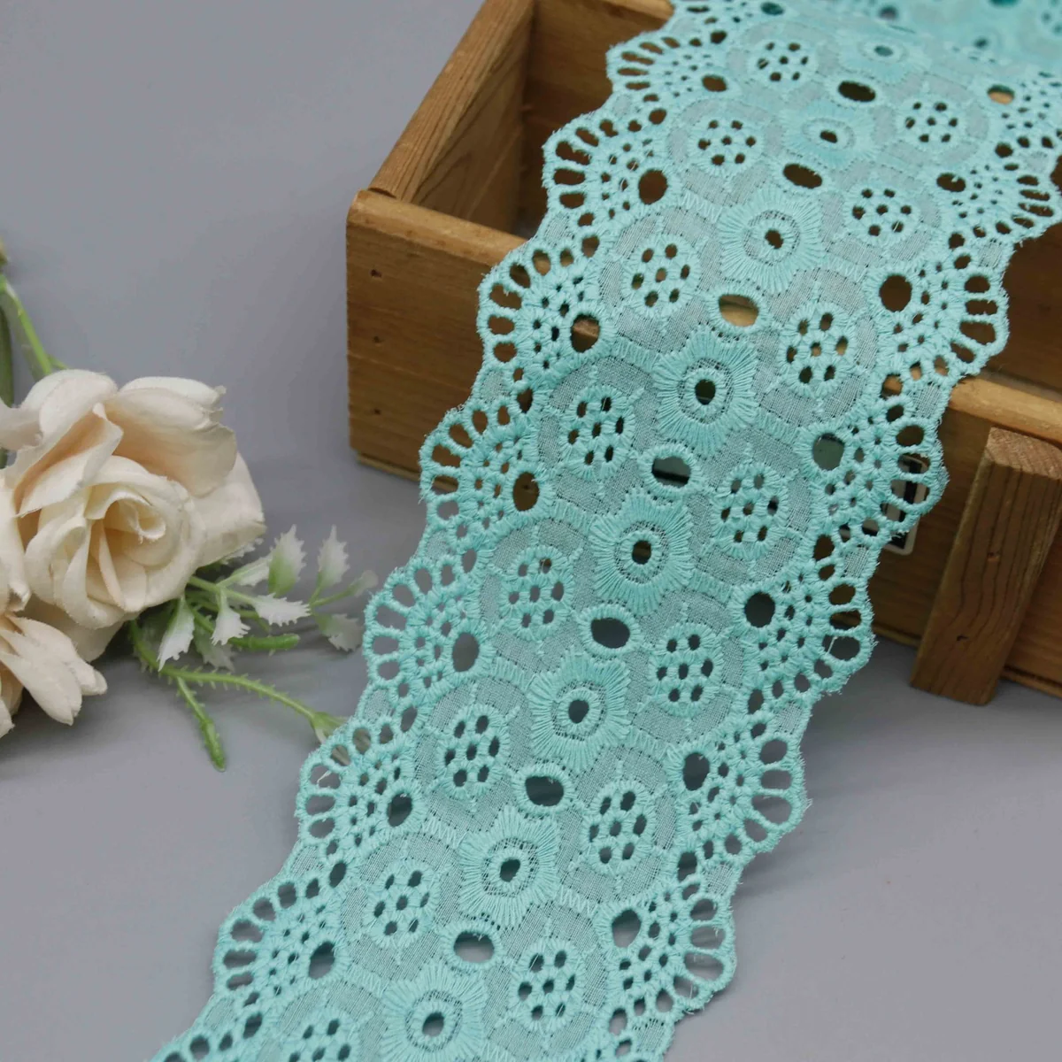 Factory Direct Wide Cotton Eyelet Lace for Garment Edging and Home Decor