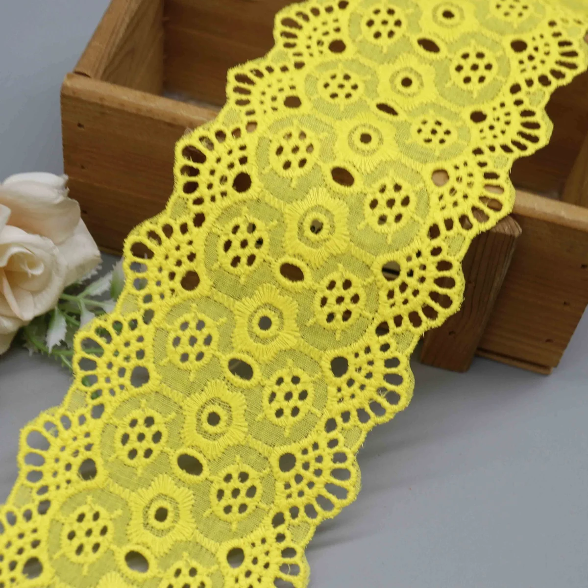 Factory Direct Wide Cotton Eyelet Lace for Garment Edging and Home Decor