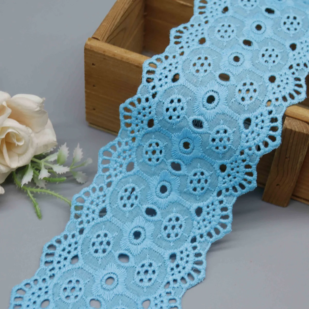 Factory Direct Wide Cotton Eyelet Lace for Garment Edging and Home Decor