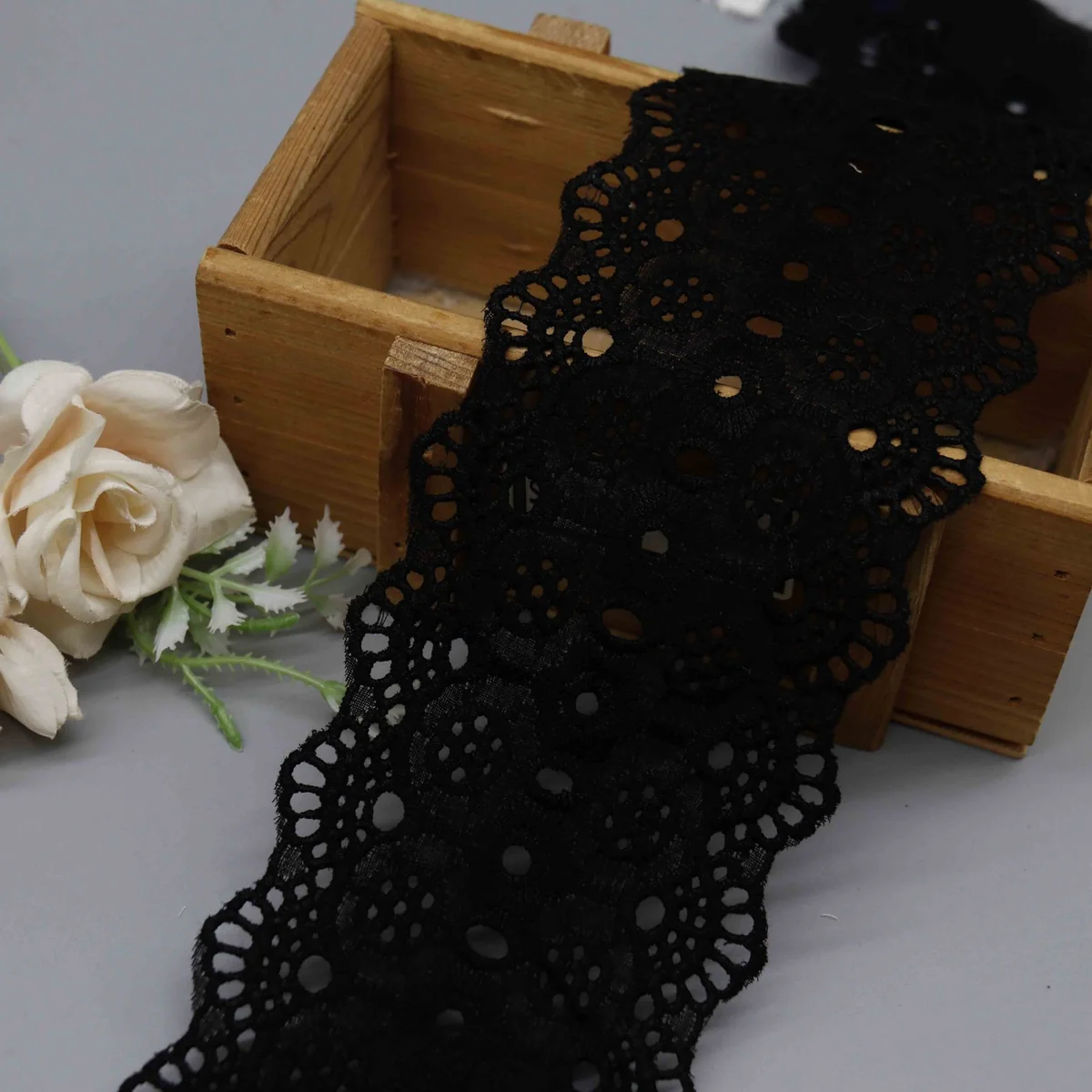 Factory Direct Wide Cotton Eyelet Lace for Garment Edging and Home Decor