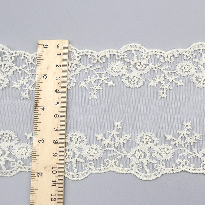 Texturas en primer plano de encaje con ribete y encaje de cinta de grosgrain tejido, que resaltan los detalles de las puntadas, la suavidad y la durabilidad de los bordes de vestidos y lencería.