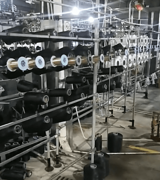 Amplia vista de equipos automatizados de bordado y tejido de cintas que fabrican bordes de cordones y adornos de encaje de cinta de grosgrain, mostrando colores personalizados, anchos y servicios de muestreo rápido.
