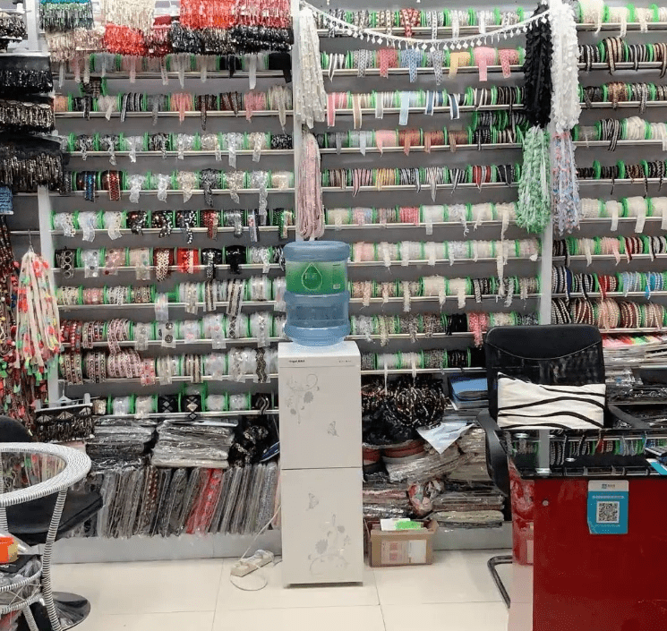 Moderna fábrica de encajes con equipos especializados para la inserción de cordones y tejido de cintas de grosgrain, con muestreo rápido, colores y anchos personalizados y control de calidad para pedidos de moda OEM.