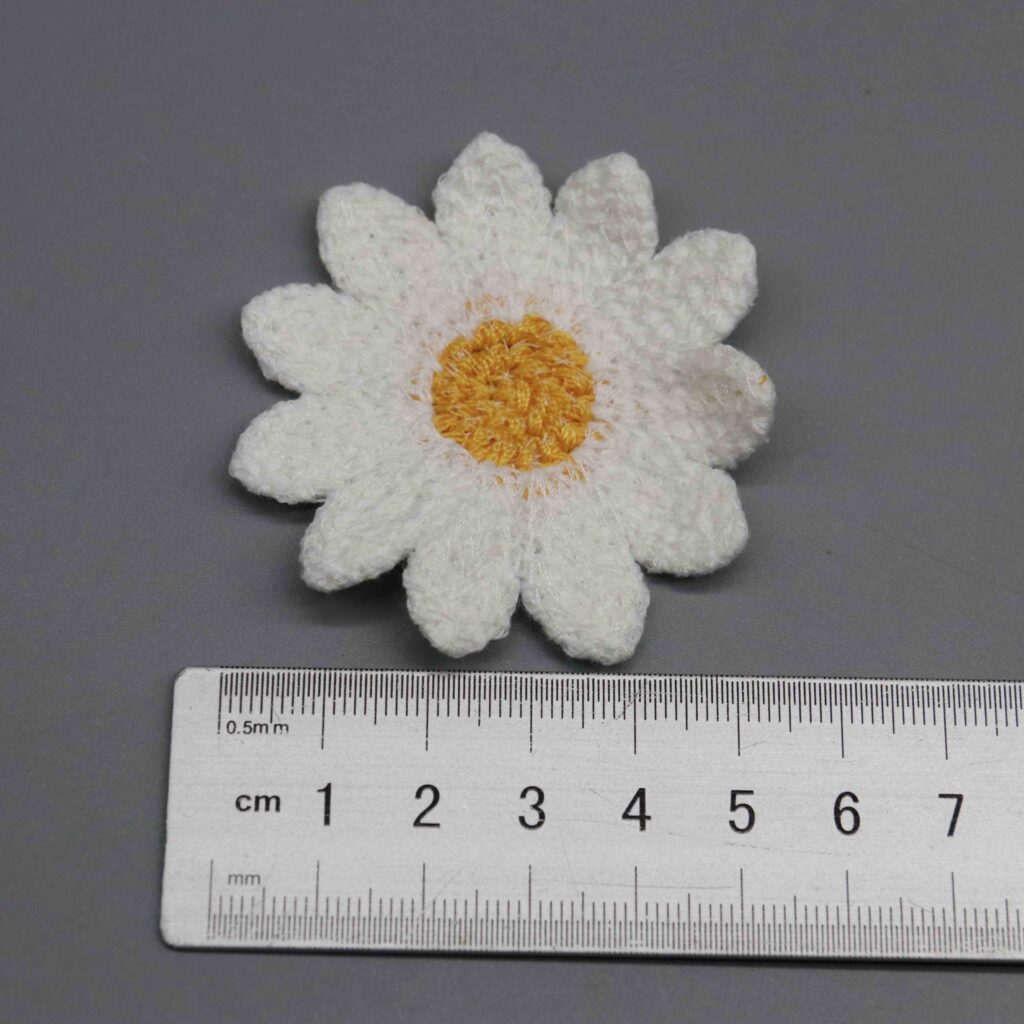 Comparison layout showing 2.3cm, 3.3cm, and 5.3cm daisy flower variations for scale reference