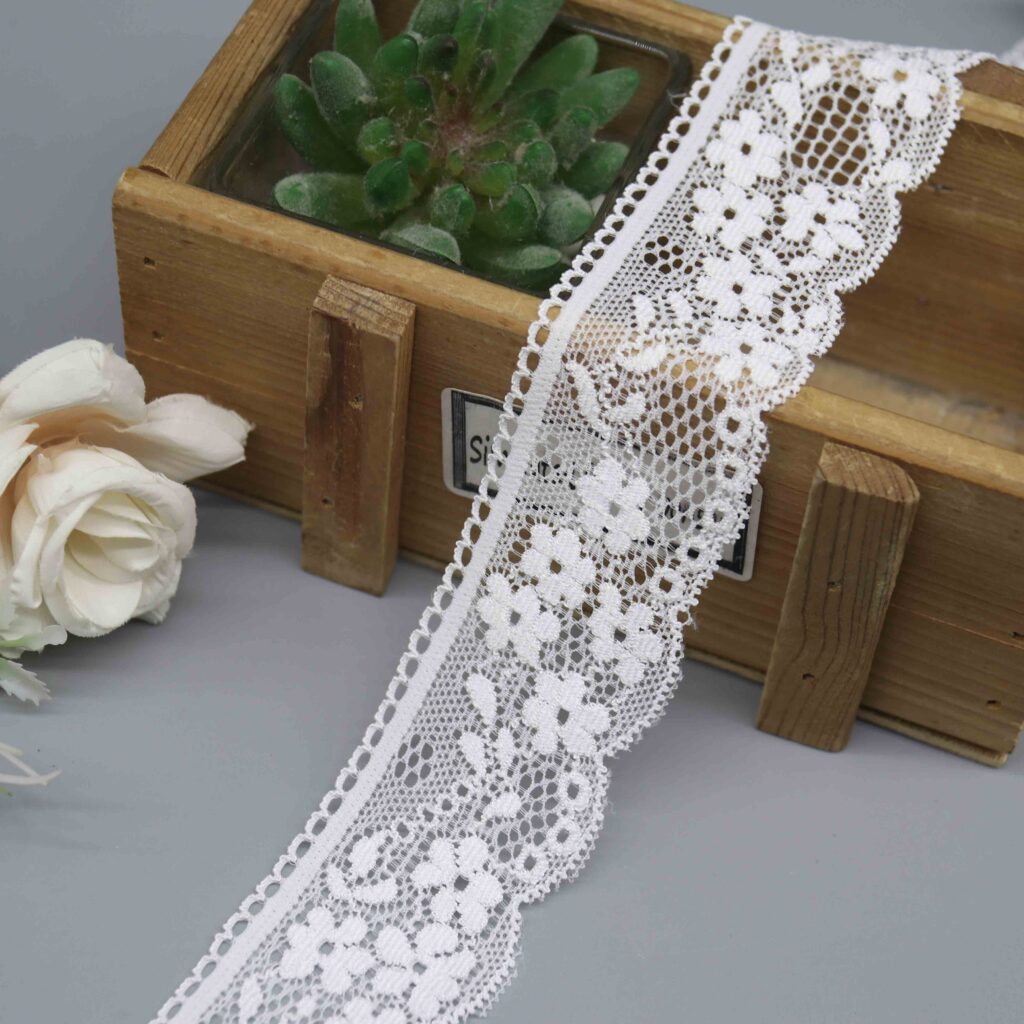 A product photo of a 4cm white galloon lace trim, model HDL-1178, featuring a sweet, dense floral pattern and a single scalloped edge.