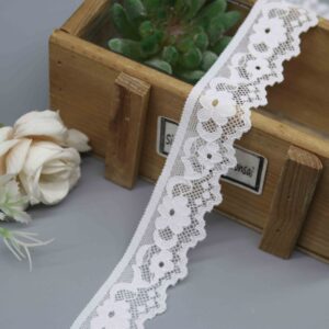 A close-up product photo of a 2.7cm white galloon lace trim, model HDL-1418, with a simple floral pattern