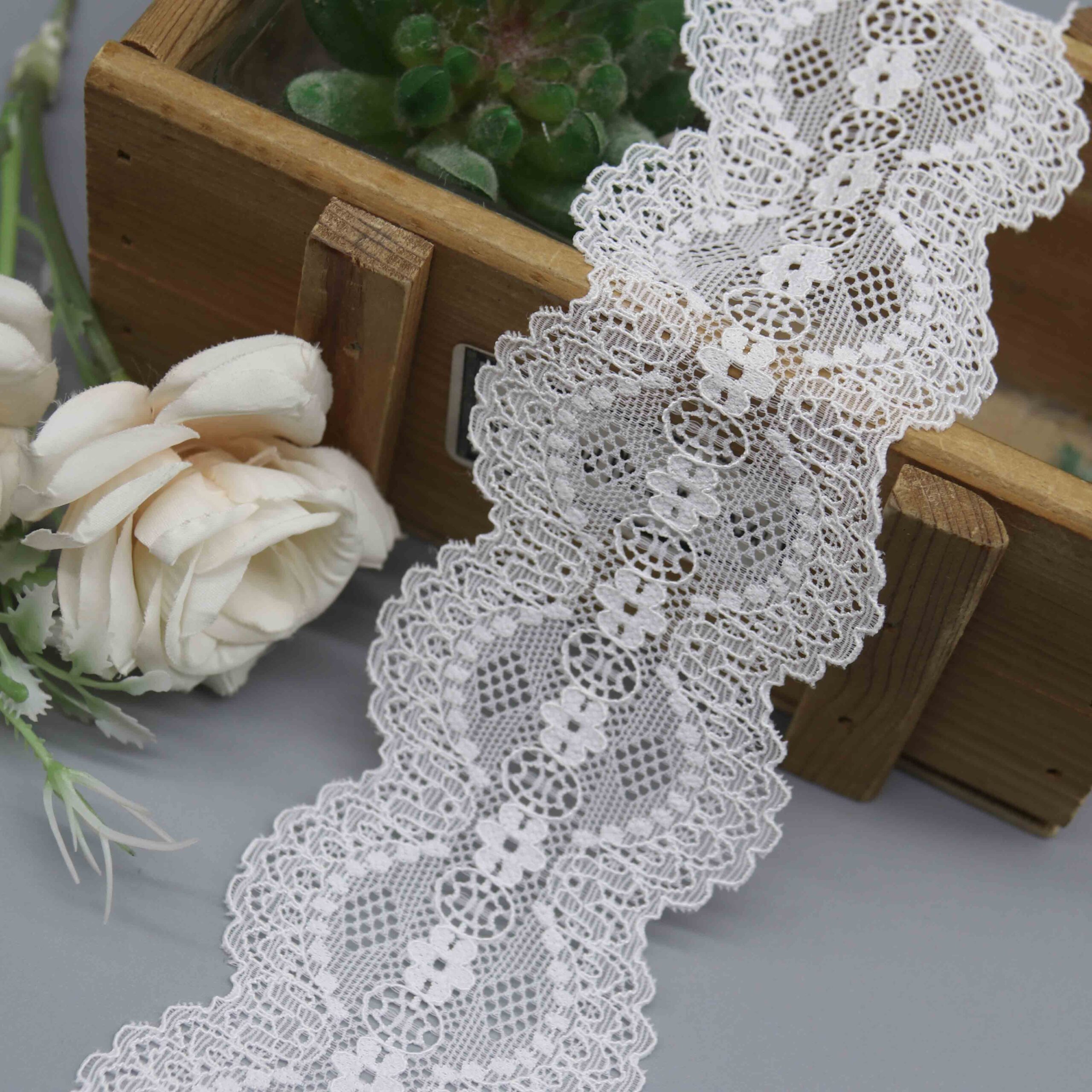 a 6cm wide galloon lace in white with a symmetrical vintage medallion pattern.