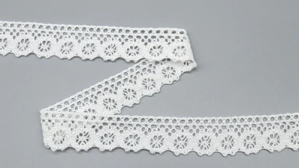 High-quality 100% cotton flower lace trim with crochet design, factory wholesale and customizable width for garment applications.