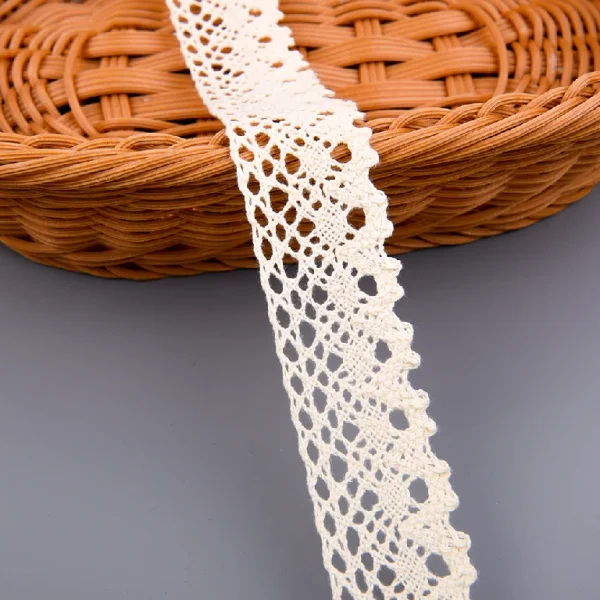 Skin-friendly crochet lace trim made of polyester cotton with beautiful embroidery, suitable for women’s dress decoration.