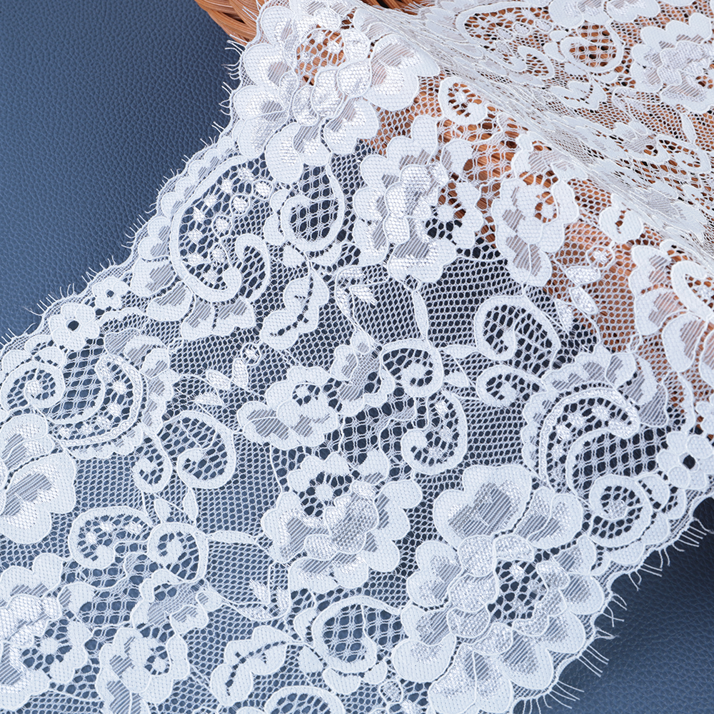 Narrow vintage lace ribbon featuring a sturdy scalloped border and refined texture, crafted from a polyester–cotton blend for long wear.