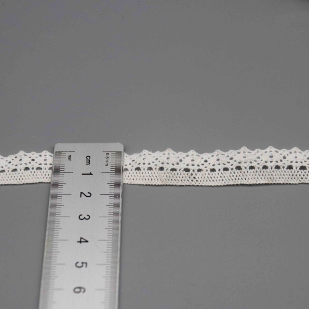 Vertical sizing gauge displaying the exact 1.5cm dimension of the decorative ribbon