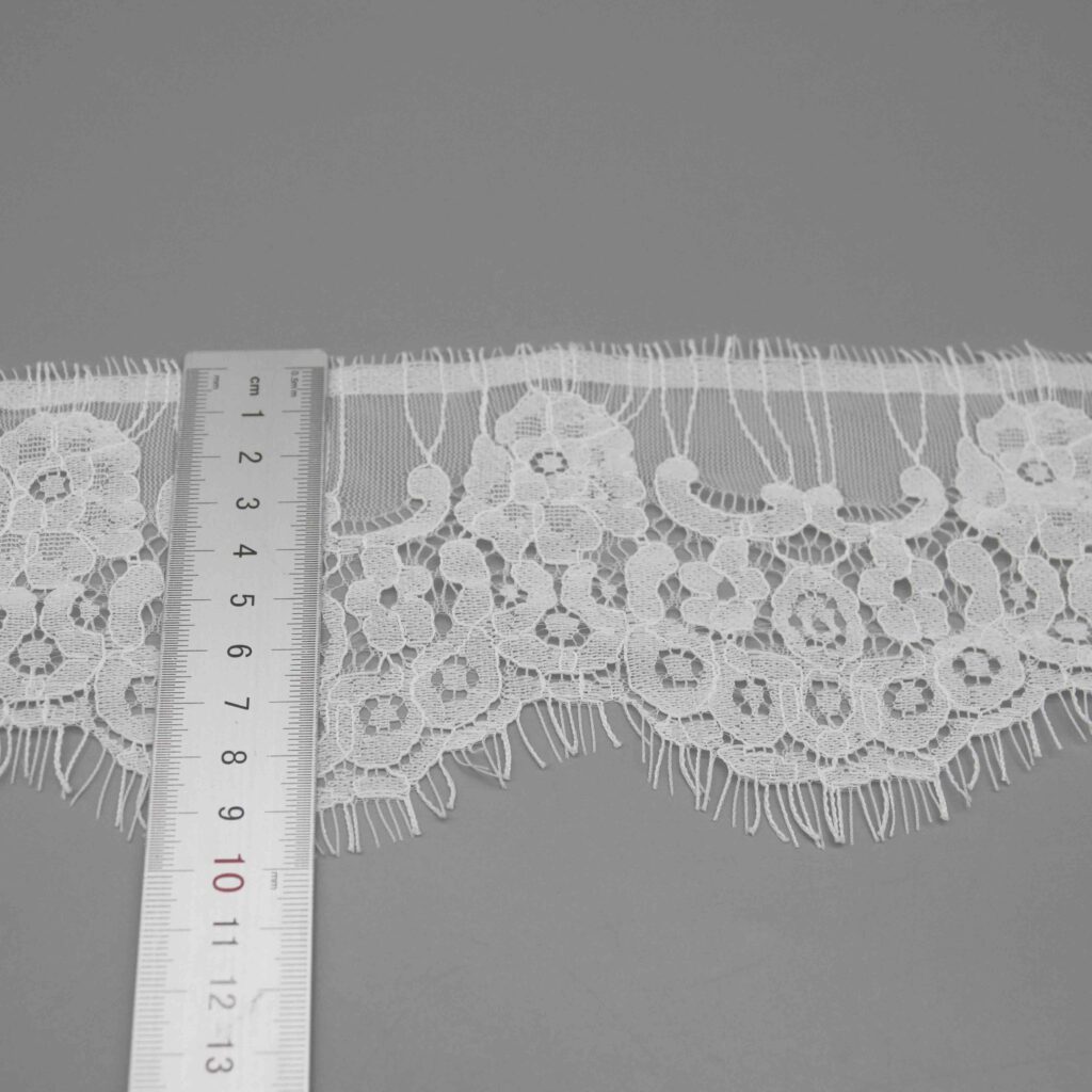 Vertical sizing gauge displaying the exact 10cm dimension of the decorative ribbon