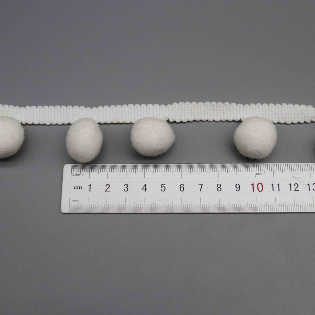 Vertical sizing gauge displaying the exact 3cm dimension of the decorative ribbon