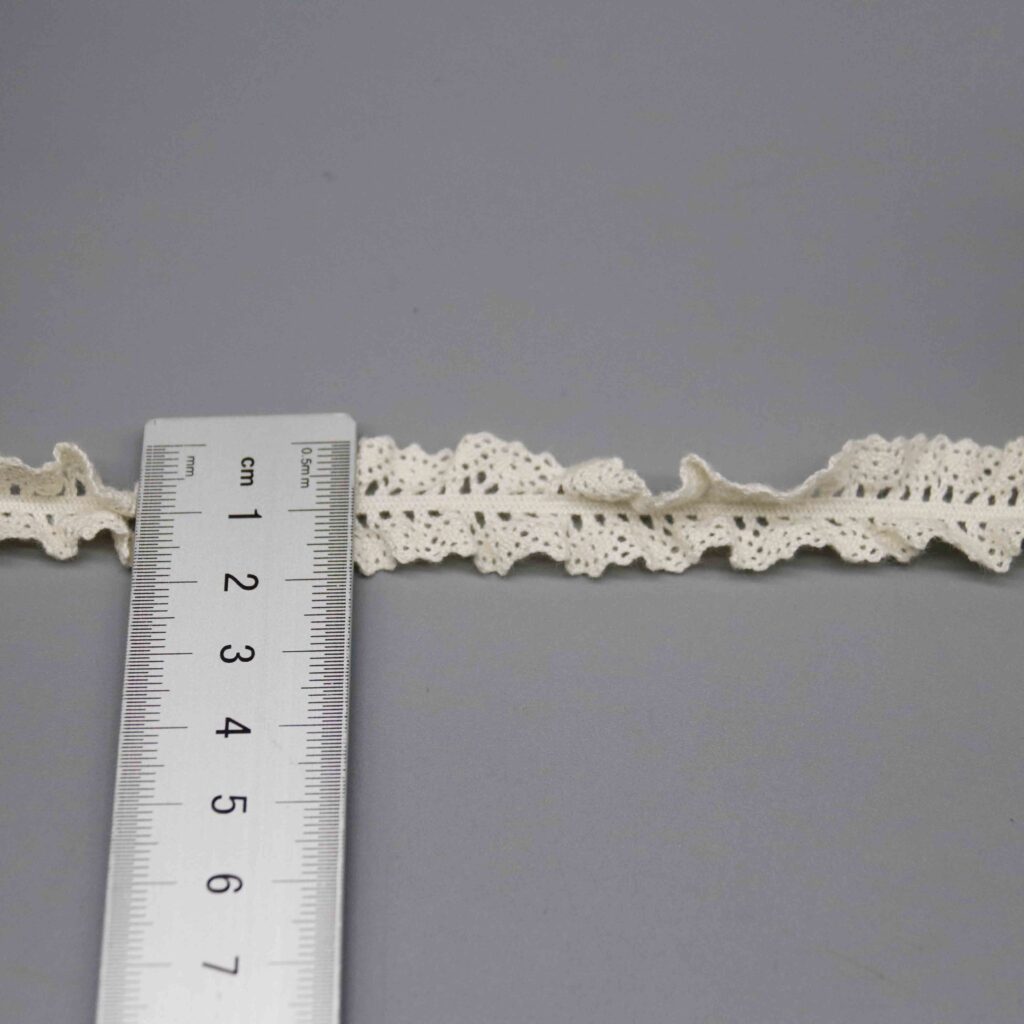 Vertical sizing gauge displaying the exact 2cm dimension of the decorative ribbon