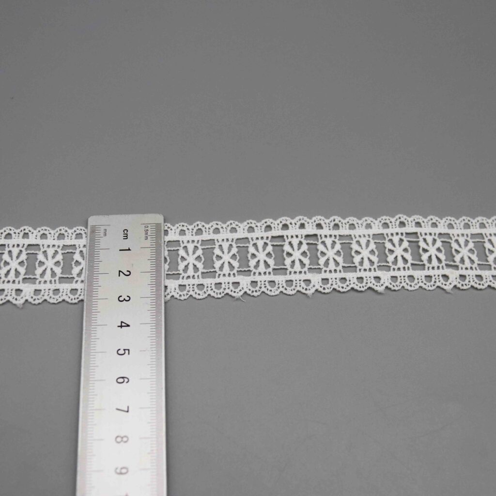 Vertical sizing gauge displaying the exact 3cm dimension of the floral edging