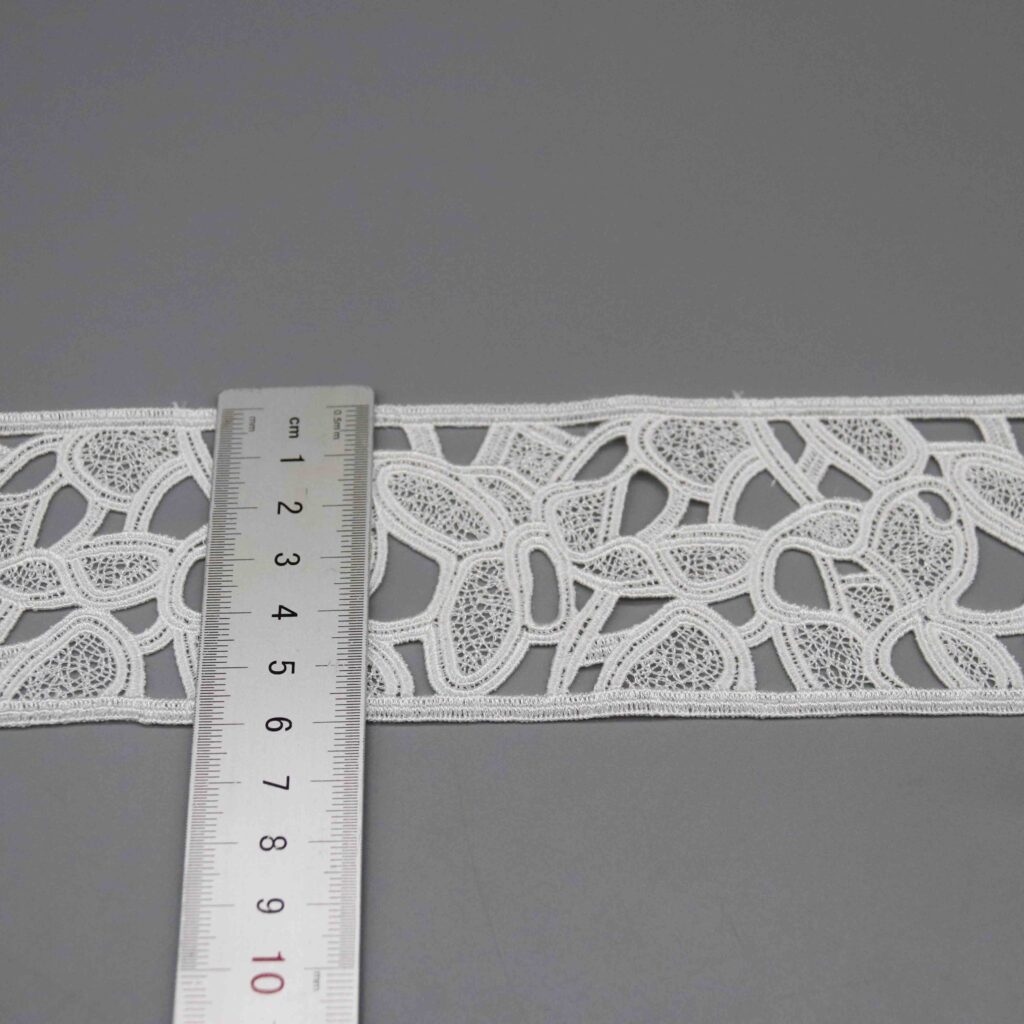 Vertical sizing gauge displaying the exact 6.2cm dimension of the ribbon