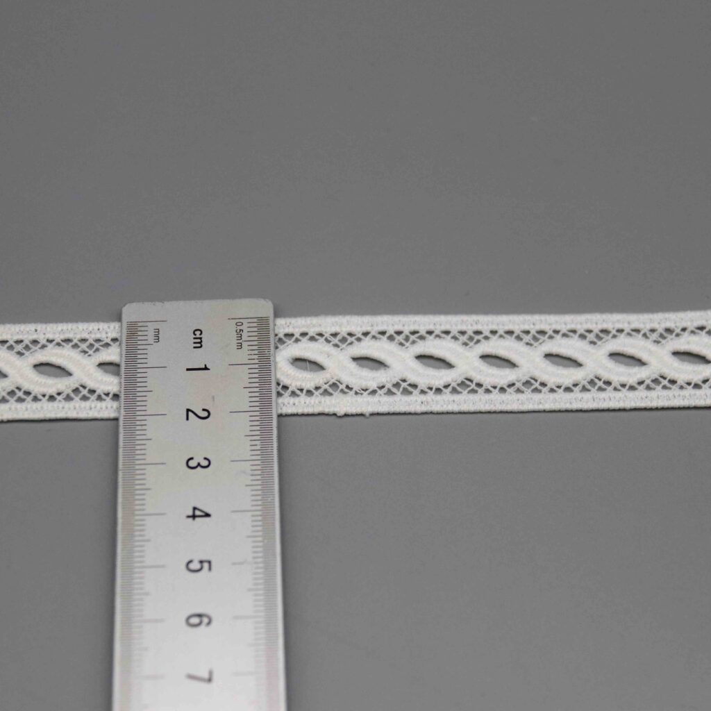 Vertical sizing gauge displaying the exact 2.2cm dimension of the ribbon