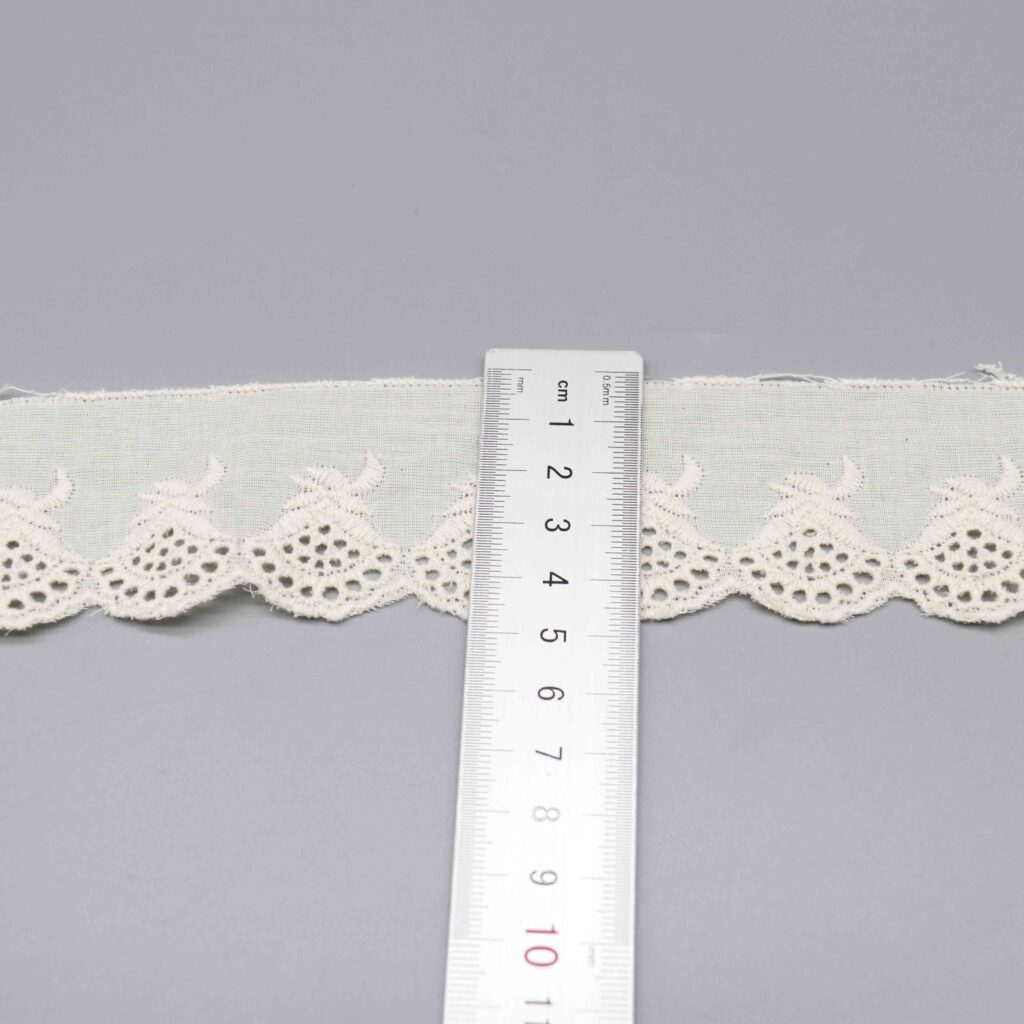 Vertical sizing gauge displaying exact 4.7cm dimension of decorative ribbon